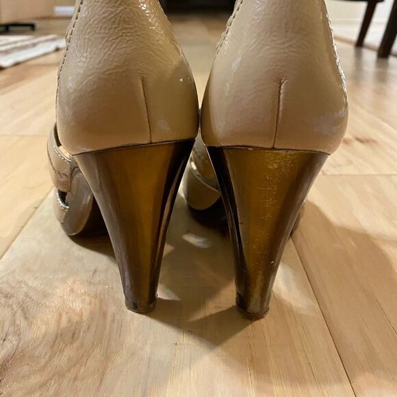 Michael Kors Berkeley T strap patent beige sandal in size 6.5 - Picture 7 of 14